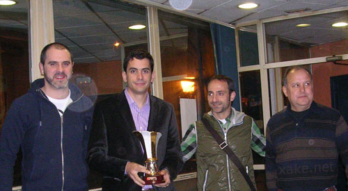 GROS Santi Glez. recoge trofeo campeon